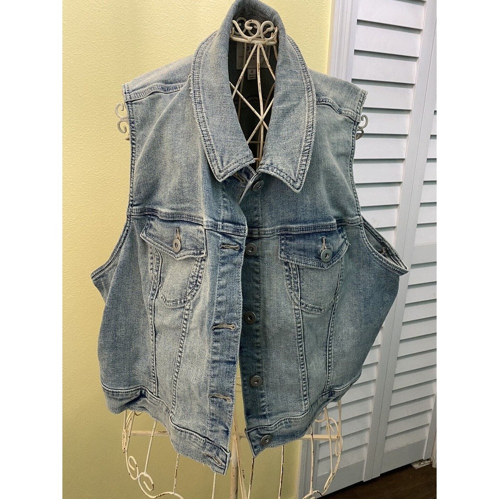 Torrid Size 4 Denim Vest Pockets Stretch Medium Wash Sleeveless Jean Jacket